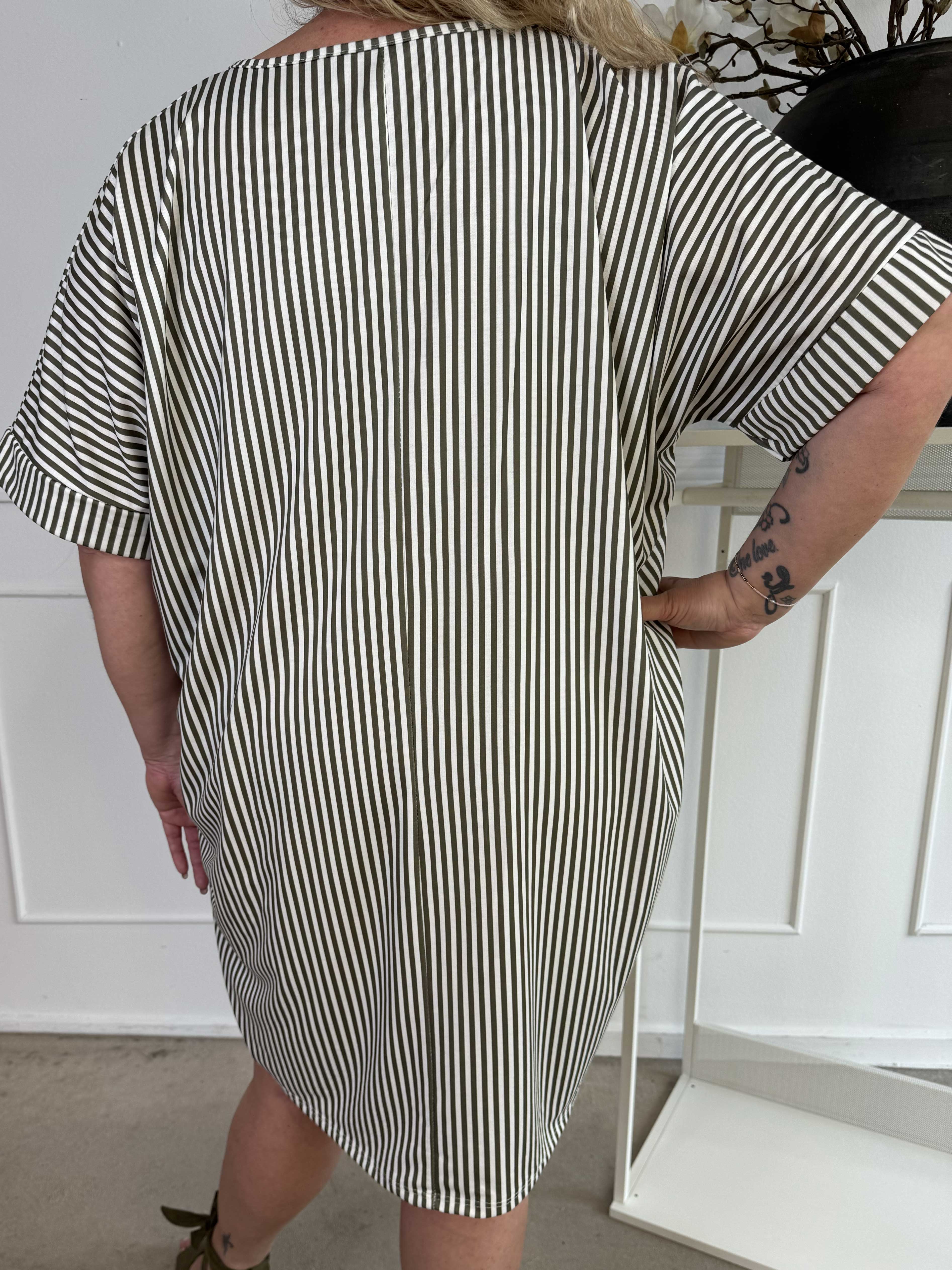 Mintu Stripe Dress - Plus size stribet kjole i bomuld med similisten